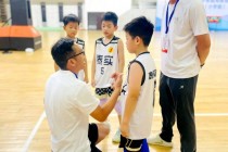 篮球名将拼尽全力，向着胜利冲刺